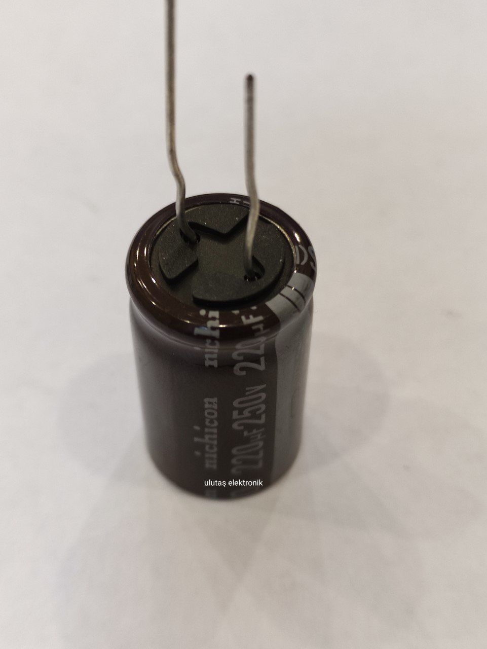 220UF 250V   105C   ELEKTROLİTİK ALÜMİNYUM KONDANSATÖR