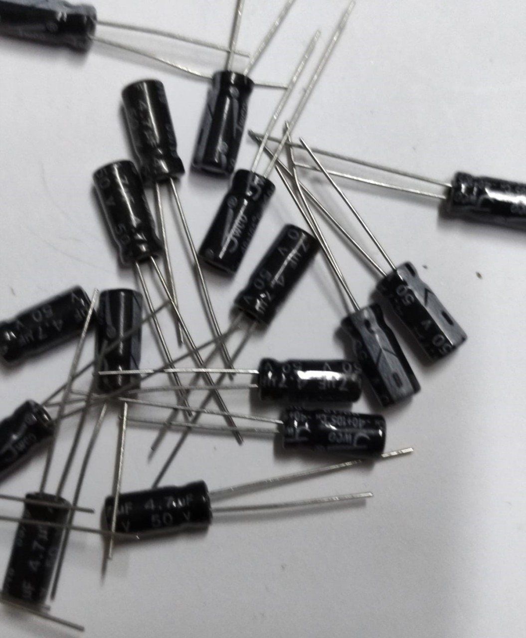 4.7UF 50V 105C ELEKTROLİTİK ALÜMİNYUM KONDANSATÖR