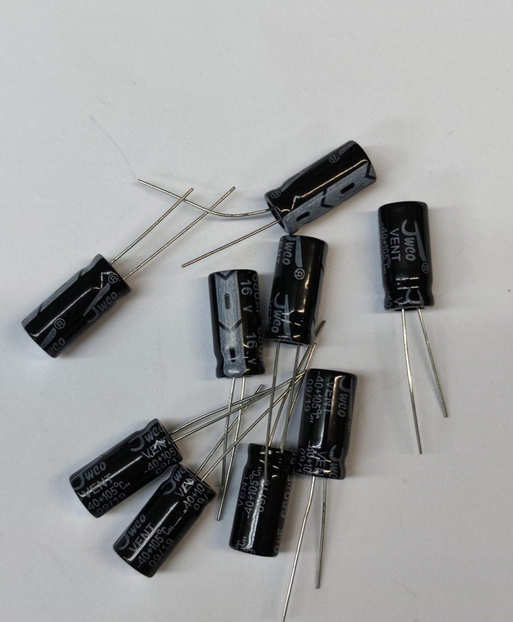 680UF 16V 105C   ELEKTROLİTİK ALÜMİNYUM KONDANSATÖR